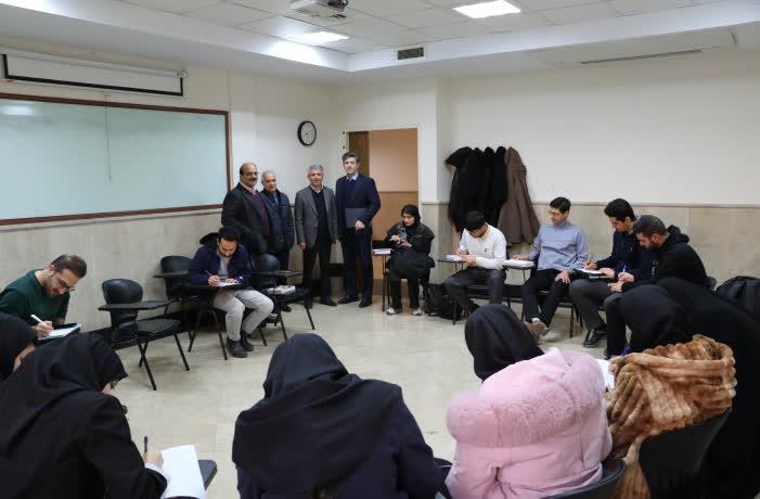 بازدید معاون آموزشی دانشگاه و هیئت رئیسۀ دانشکده از جلسات امتحانات پایان نیمسال اول در دانشکده